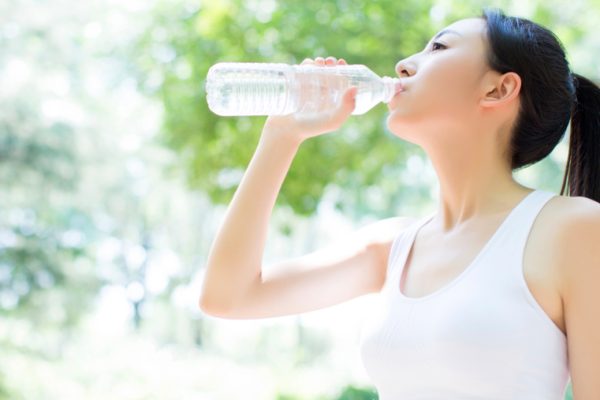 10 Manfaat Minum Air Putih untuk Kesehatan Ginjal