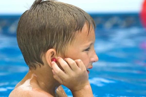 10 Cara Menjaga Kesehatan Telinga saat Berenang 10 Cara Menjaga Kesehatan Telinga saat Berenang