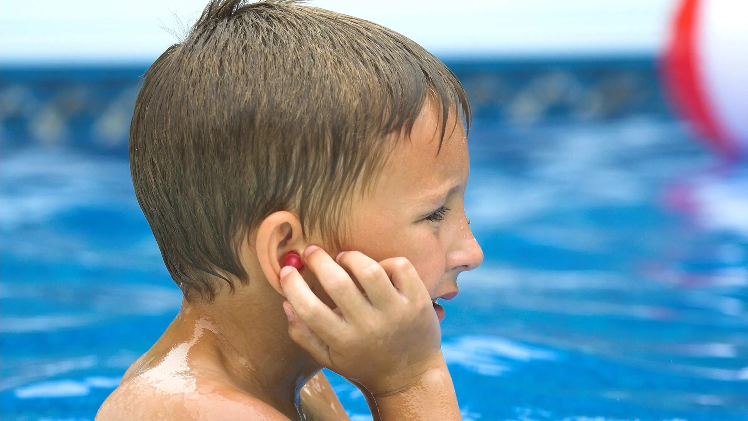 10 Cara Menjaga Kesehatan Telinga saat Berenang