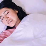 5 Tips Mengatasi Kebiasaan Menggertak Gigi Saat Tidur