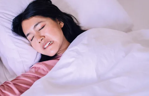 5 Tips Mengatasi Kebiasaan Menggertak Gigi Saat Tidur
