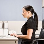 10 Tips Atur Posisi Duduk untuk Kesehatan Bahu