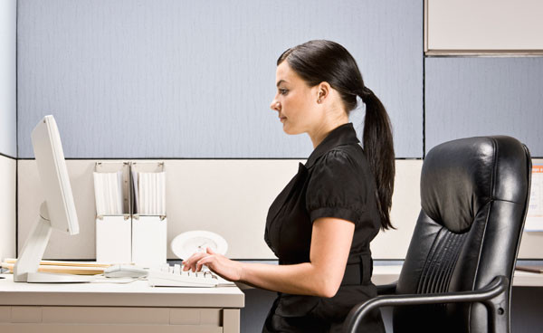 10 Tips Atur Posisi Duduk untuk Kesehatan Bahu