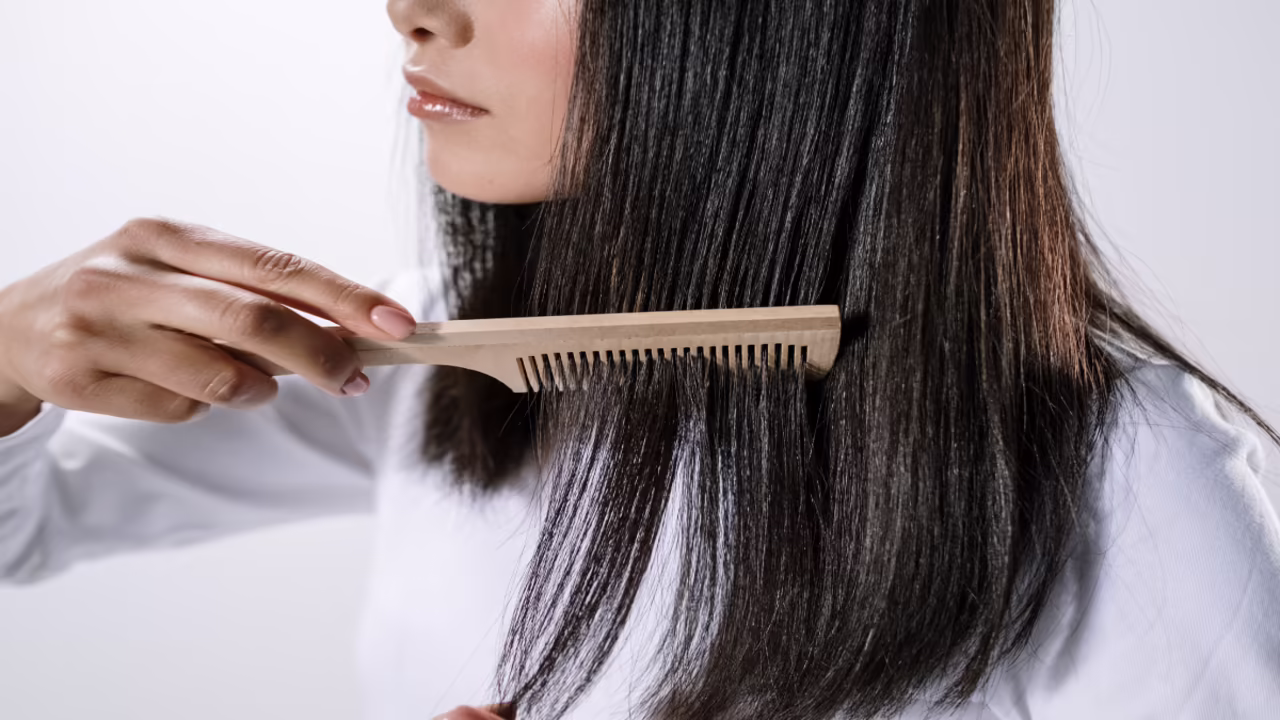 7 Tips Menyisir Rambut yang Benar Agar Tidak Mudah Patah