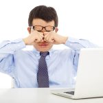 10 Kebiasaan Buruk yang Bisa Memicu Mata Minus