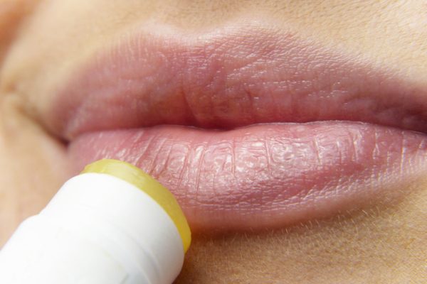 7 Tips Memilih Produk Perawatan Bibir yang Cocok untuk Kulit Sensitif