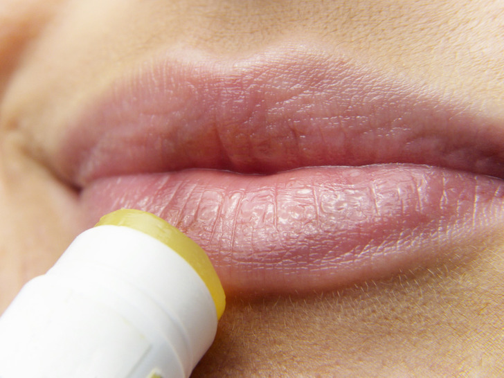 7 Tips Memilih Produk Perawatan Bibir yang Cocok untuk Kulit Sensitif