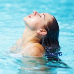 5 Cara Merawat Rambut Setelah Berenang di Kolam Berkaporit