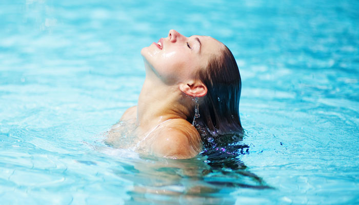5 Cara Merawat Rambut Setelah Berenang di Kolam Berkaporit